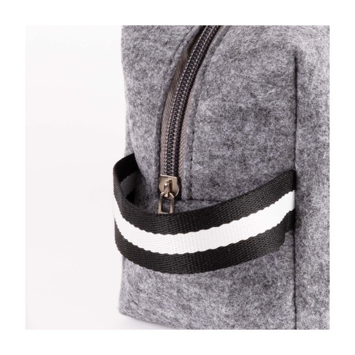 Neceser de fieltro RPET con asa bicolor en el costado 360 g/m2 color gris primera vista Neceser de fieltro RPET con asa bicolor en el costado 360 g/m2 color gris primera vista