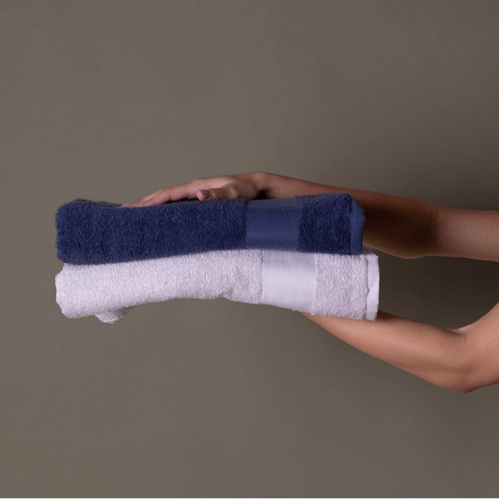 Toalla para baño 140 x 70cm de 100% algodón OEKO TEX 350 g/m2 cuarta vista Toalla para baño 140 x 70cm de 100% algodón OEKO TEX 350 g/m2 cuarta vista