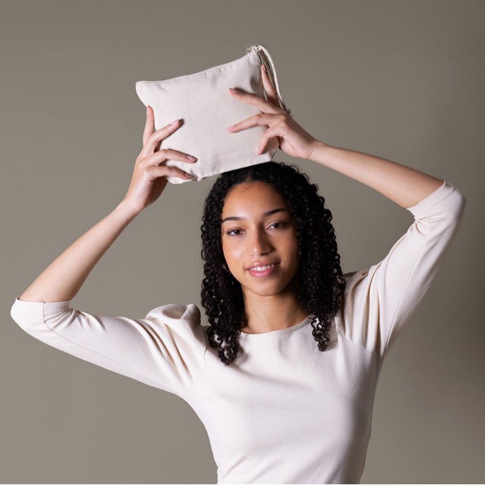 Neceser de algodón reciclado color natural con muñequera de cuerda segunda vista Neceser de algodón reciclado color natural con muñequera de cuerda segunda vista