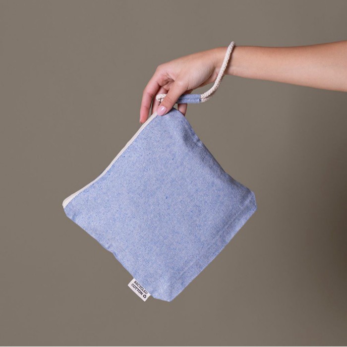 Neceser de algodón reciclado color pastel con muñequera de cuerda color azul quinta vista Neceser de algodón reciclado color pastel con muñequera de cuerda color azul quinta vista