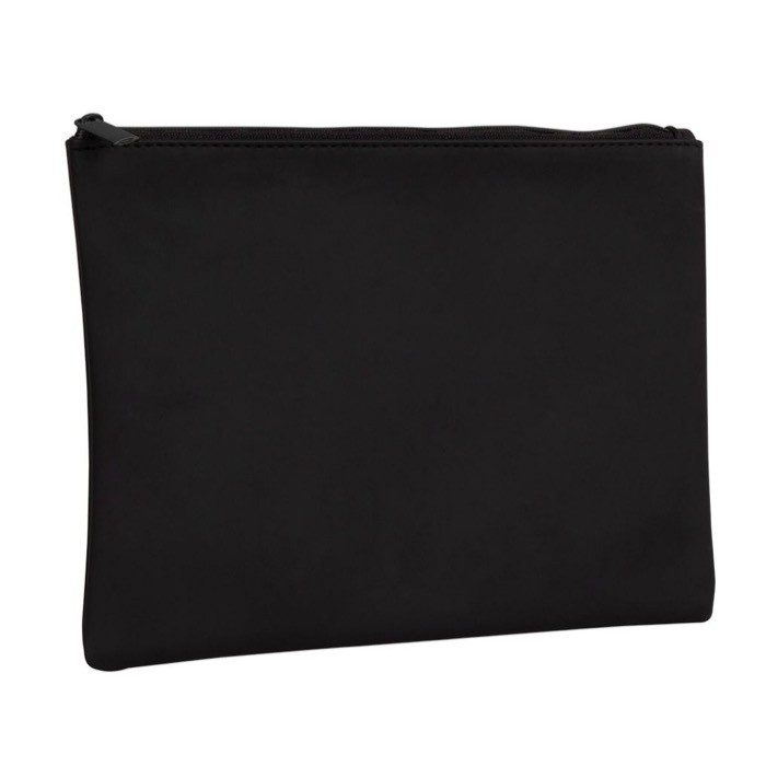 Neceser de cuero sintético de suave tacto con tirador a juego color negro segunda vista Neceser de cuero sintético de suave tacto con tirador a juego color negro segunda vista