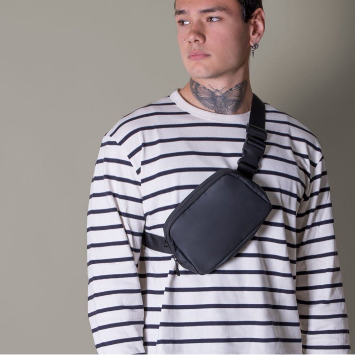 Bandolera de cuero sintético con un bolsillo exterior detrás segunda vista Bandolera de cuero sintético con un bolsillo exterior detrás segunda vista