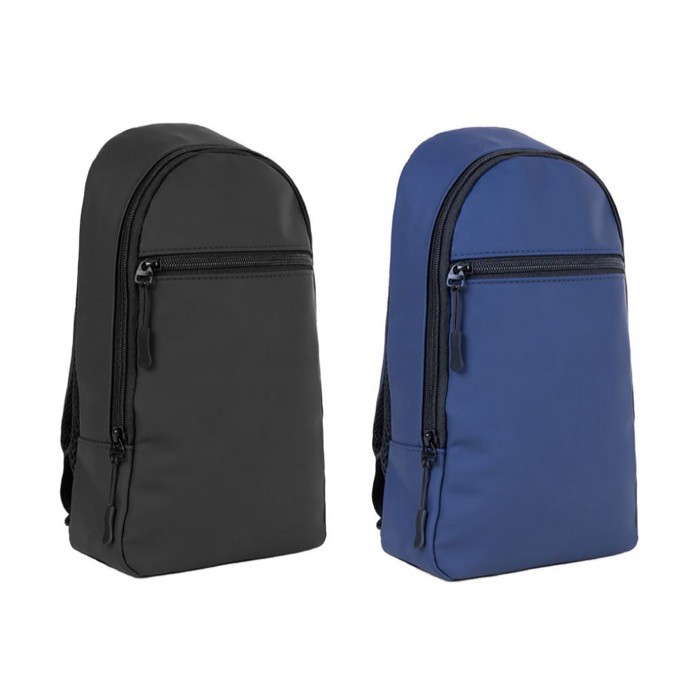 Bandolera de cuero sintético con un bolsillo exterior en el frente primera vista Bandolera de cuero sintético con un bolsillo exterior en el frente primera vista