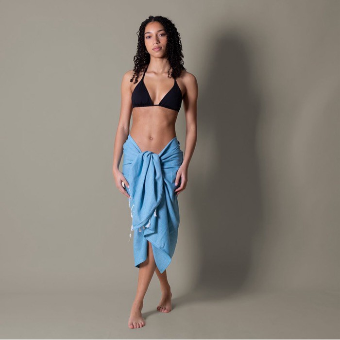 Pareo de algodón y poliéster monocolor con flecos blancos 170 g/m2 color azul claro cuarta vista Pareo de algodón y poliéster monocolor con flecos blancos 170 g/m2 color azul claro cuarta vista