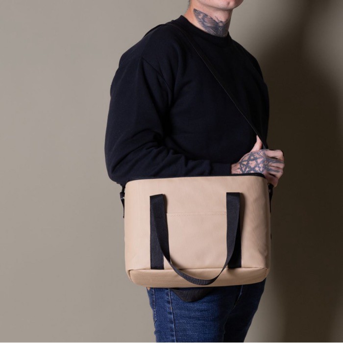 Bolsa nevera impermeable de cuero sintético y doble asa ajustable tercera vista Bolsa nevera impermeable de cuero sintético y doble asa ajustable tercera vista