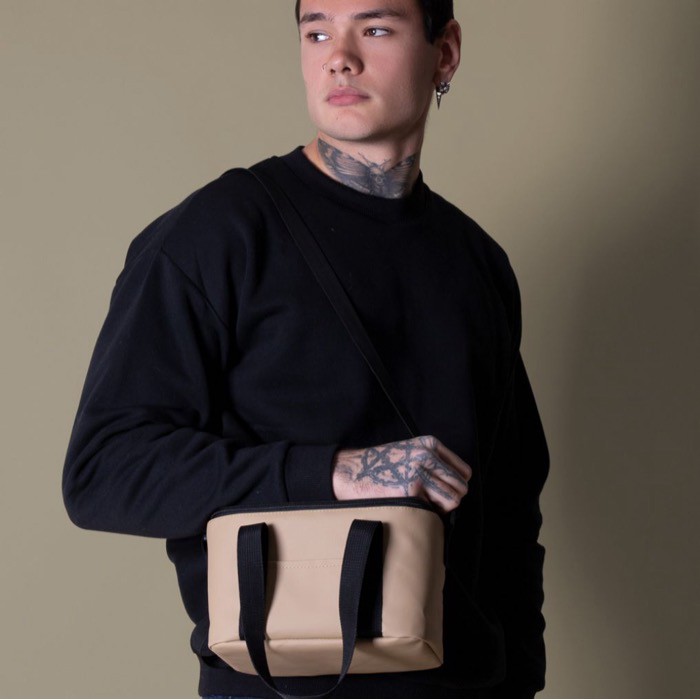 Bolsa nevera personal de cuero sintético y doble asa ajustable color beige cuarta vista Bolsa nevera personal de cuero sintético y doble asa ajustable color beige cuarta vista