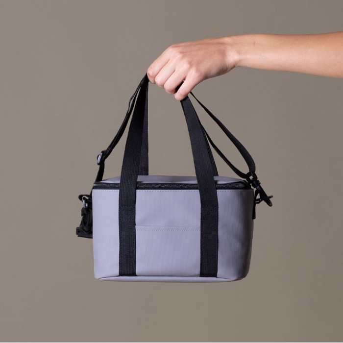Bolsa nevera personal de cuero sintético y doble asa ajustable color gris tercera vista Bolsa nevera personal de cuero sintético y doble asa ajustable color gris tercera vista