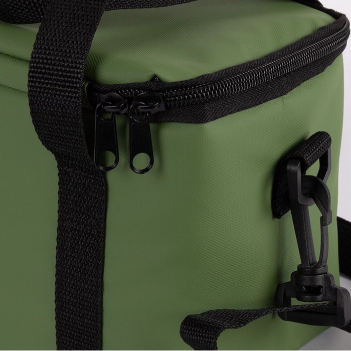 Bolsa nevera personal de cuero sintético y doble asa ajustable color verde cuarta vista Bolsa nevera personal de cuero sintético y doble asa ajustable color verde cuarta vista