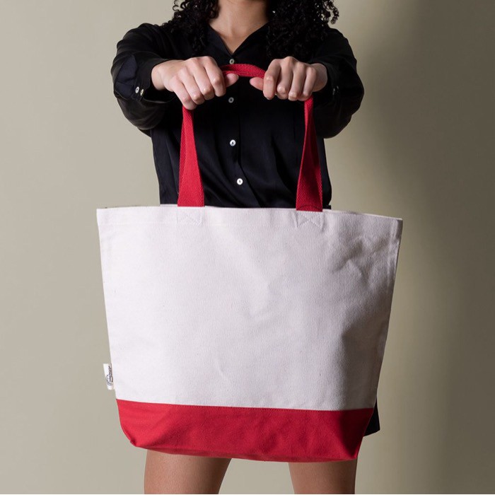 Bolsa de algodón reciclado con asa y base de colores 320 g/m2 color rojo tercera vista Bolsa de algodón reciclado con asa y base de colores 320 g/m2 color rojo tercera vista