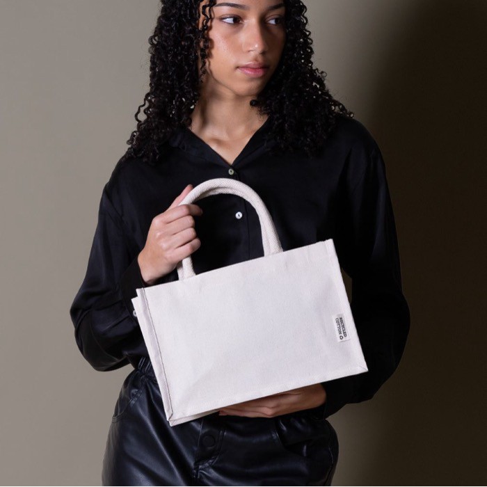 Bolsa pequeña de algodón reciclado para personalizar con asa corta color natural vista detalle 5 Bolsa pequeña de algodón reciclado para personalizar con asa corta color natural vista detalle 5