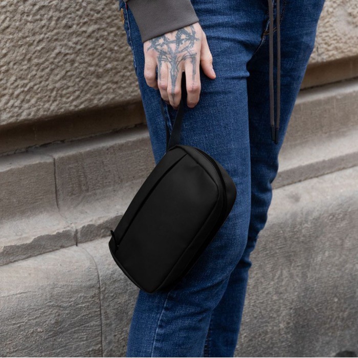 Neceser de cuero sintético de suave tacto con doble cremallera tercera vista Neceser de cuero sintético de suave tacto con doble cremallera tercera vista