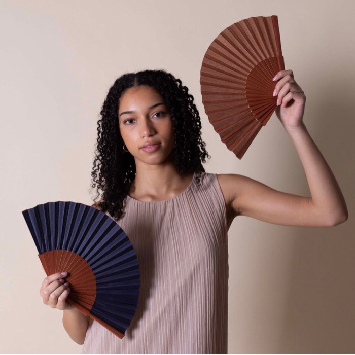 Abanico personalizable de madera oscura y tela de poliéster segunda vista Abanico personalizable de madera oscura y tela de poliéster segunda vista