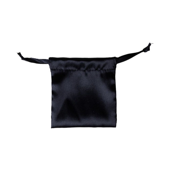 Bolsa pequeña de satén personalizable con cierre de cordones a juego color negro segunda vista Bolsa pequeña de satén personalizable con cierre de cordones a juego color negro segunda vista