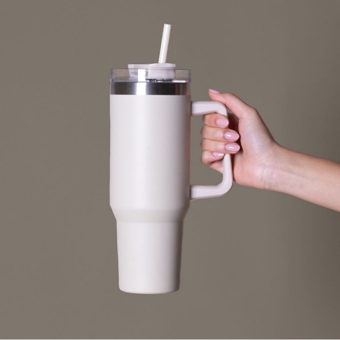 Botella de acero inox reciclado con pajita y asa de transporte 1.18 L tercera vista Botella de acero inox reciclado con pajita y asa de transporte 1.18 L tercera vista