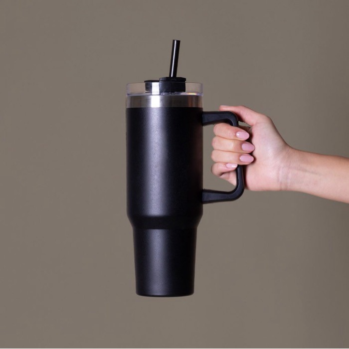 Botella de acero inox reciclado con pajita y asa de transporte 1.18 L cuarta vista Botella de acero inox reciclado con pajita y asa de transporte 1.18 L cuarta vista