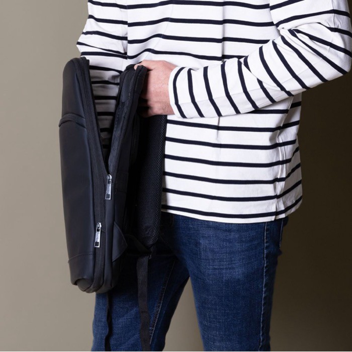 Mochila de PU con cremallera para extenderla y bolsillo exterior color negro vista detalle 4