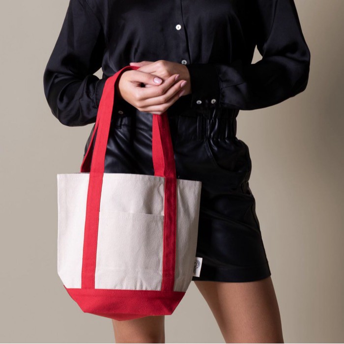 Bolsa de algodón reciclado con bolsillo exterior en un lado tercera vista Bolsa de algodón reciclado con bolsillo exterior en un lado tercera vista