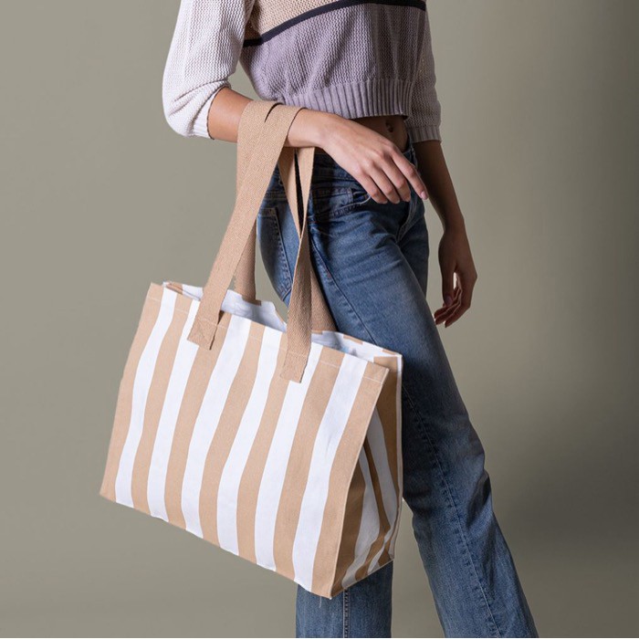 Bolsa grande de algodón reciclado con diseño de rayas verticales segunda vista