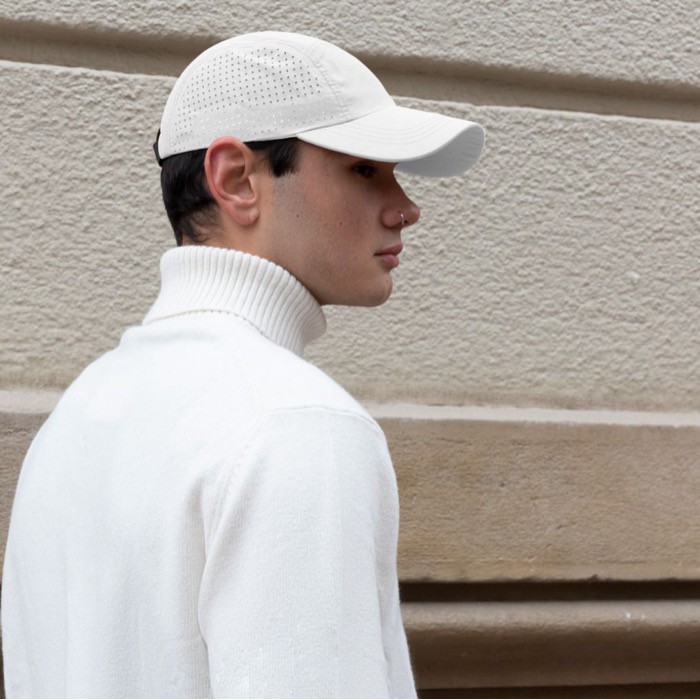 Gorra de microfibra transpirable con agujeros a los costados segunda vista