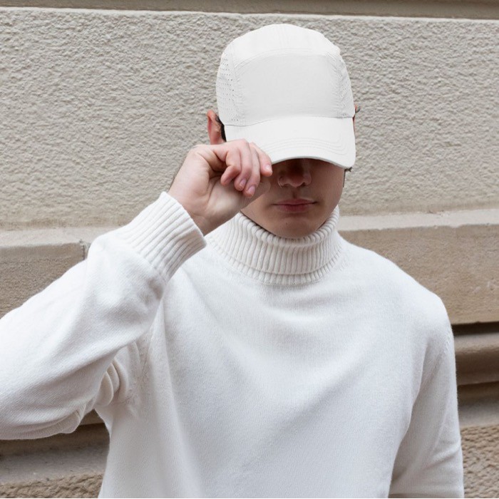 Gorra de microfibra transpirable con agujeros a los costados cuarta vista