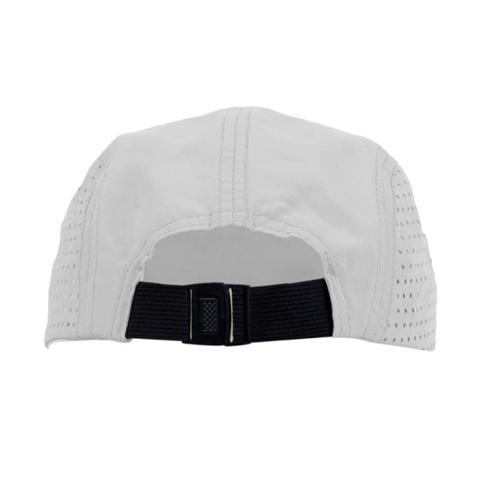 Gorra de microfibra transpirable con agujeros a los costados color blanco cuarta vista