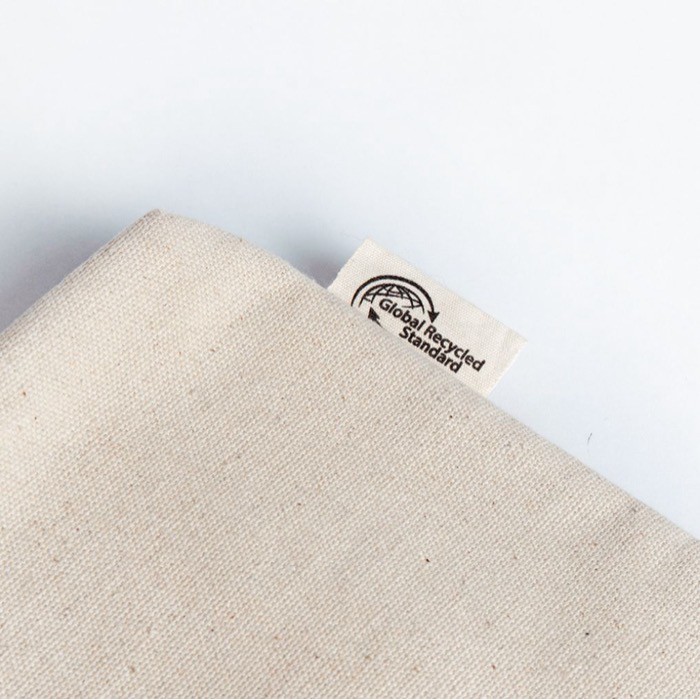 Neceser de algodón reciclado con forro de aluminio isotérmico color natural cuarta vista Neceser de algodón reciclado con forro de aluminio isotérmico color natural cuarta vista