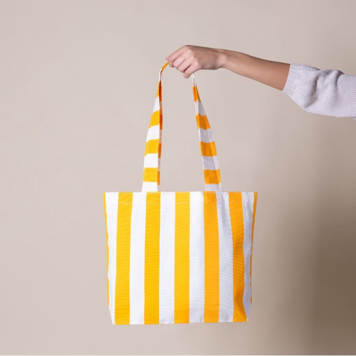 Bolsa para la playa de algodón reciclado con diseño a rayas color amarillo tercera vista Bolsa para la playa de algodón reciclado con diseño a rayas color amarillo tercera vista