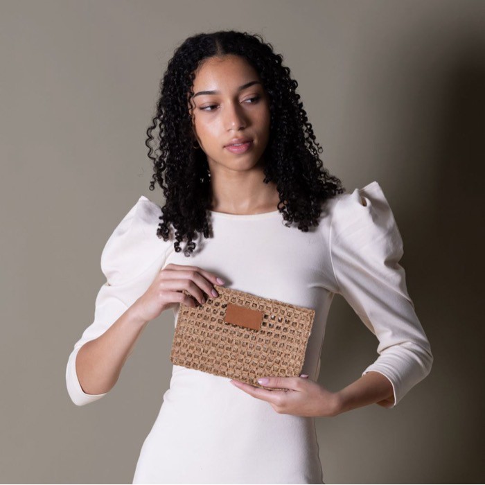 Neceser de papel de rafia con etiqueta de cuero para personalizar primera vista Neceser de papel de rafia con etiqueta de cuero para personalizar primera vista