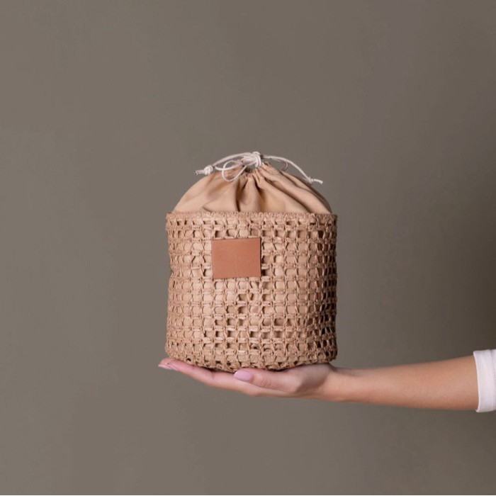 Neceser de papel de rafia en forma de saco con cierre de cordones primera vista