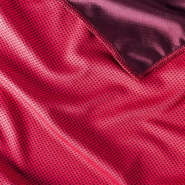 Toalla deportiva de material refrigerante y protección UV50 90x30cm color rojo segunda vista