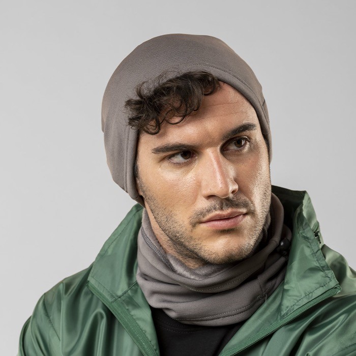 Gorro deportivo para invierno de poliéster y fleece 280 g/m2 color gris vista de ambiente