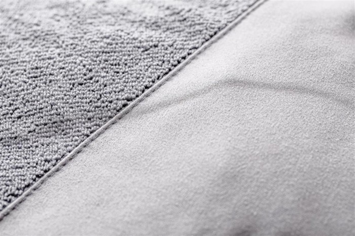 Toalla de microfibra reciclada de 70 x 140 cm color gris tercera vista Toalla de microfibra reciclada de 70 x 140 cm color gris tercera vista