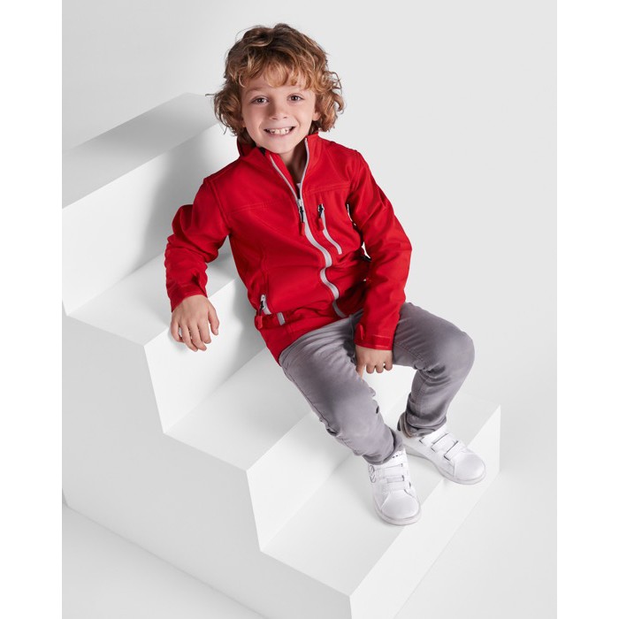 Chaqueta softshell con elastano y cremallera 300 g/m2 Roly Direct Antartida color rojo segunda vista de uso