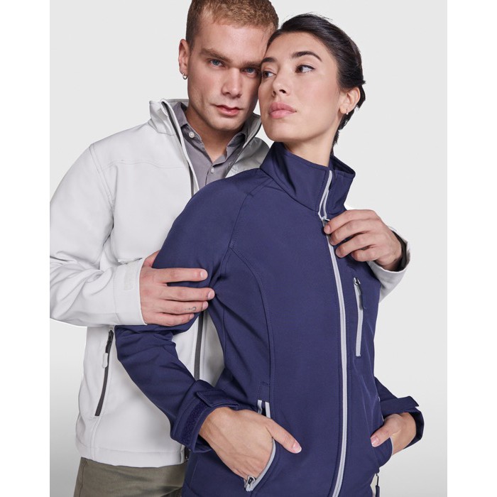 Chaqueta softshell con elastano para mujer 300 g/m2 Roly Direct Antartida color azul marino tercera vista de uso