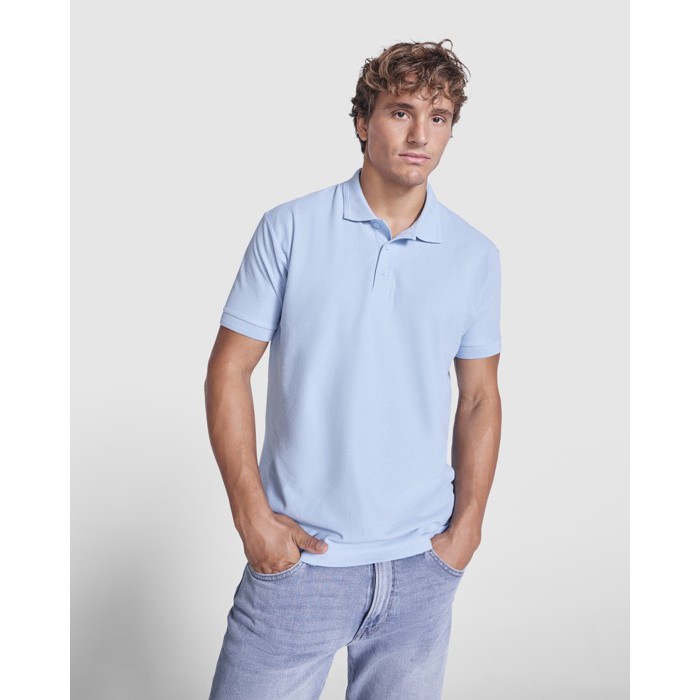 Polo de manga corta en punto piqué 220 g/m2 Roly Direct Pegaso Premium color blanco cuarta vista de uso