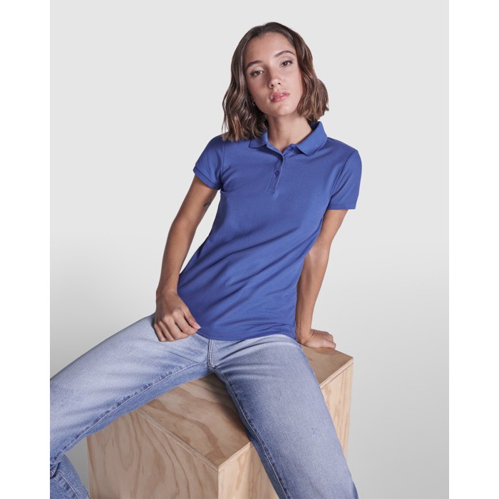 Polo de algodón y poliéster para mujer slim Roly Direct Pegaso Premium color rojo primera vista de uso