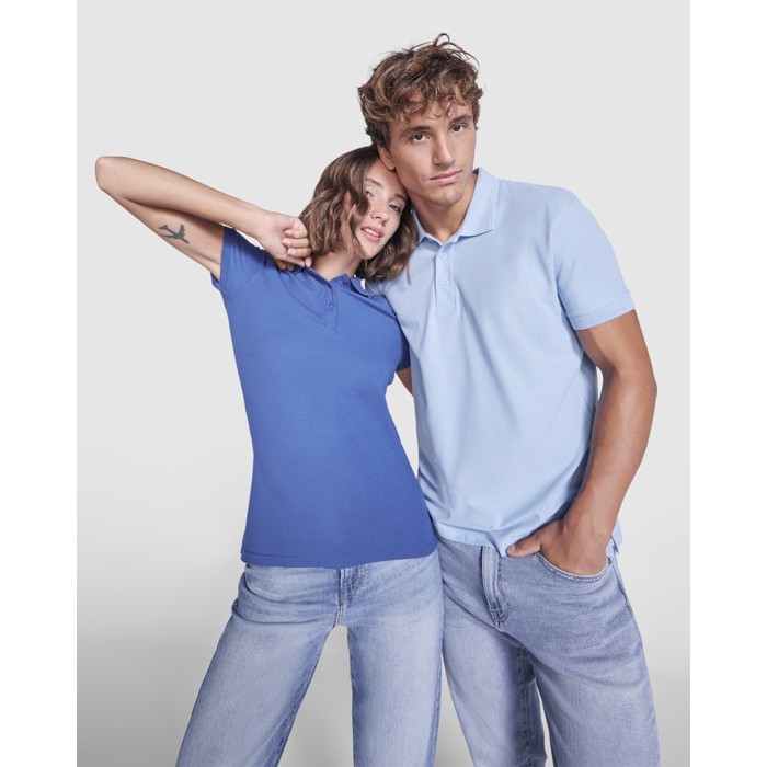 Polo de algodón y poliéster para mujer slim Roly Direct Pegaso Premium color rojo tercera vista de uso