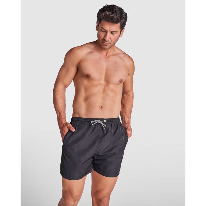 Bañador de poliéster adulto con detalles a contraste 100 g/m2 Roly Direct Balos color rojo primera vista de uso