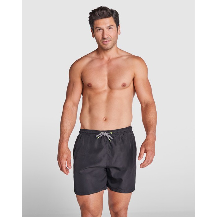 Bañador de poliéster adulto con detalles a contraste 100 g/m2 Roly Direct Balos color rojo cuarta vista de uso