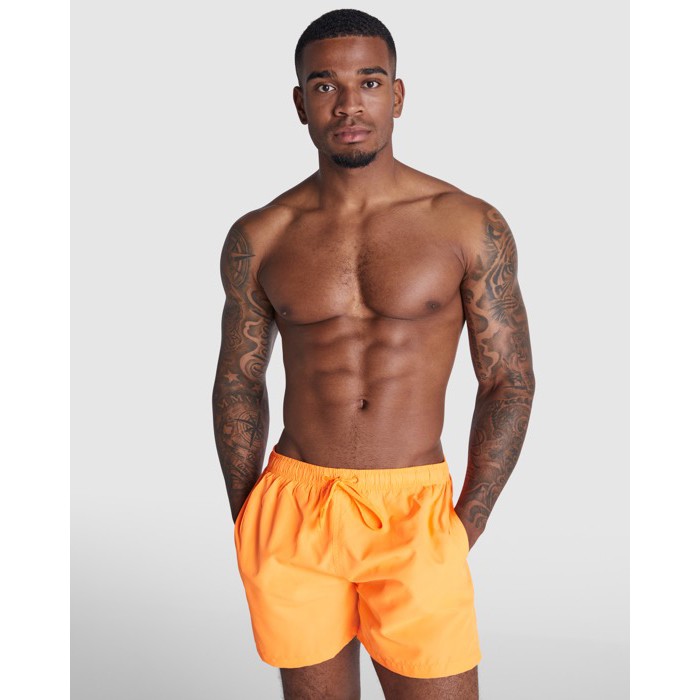 Bañador de poliéster con dos bolsillos laterales 100 g/m2 Roly Direct Aqua color naranja fluorescente cuarta vista de uso