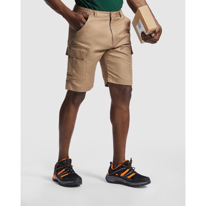 Bermuda corta laboral de algodón y poliéster 200 g/m2 Roly Armour color camel tercera vista de uso Bermuda corta laboral de algodón y poliéster 200 g/m2 Roly Armour color camel tercera vista de uso