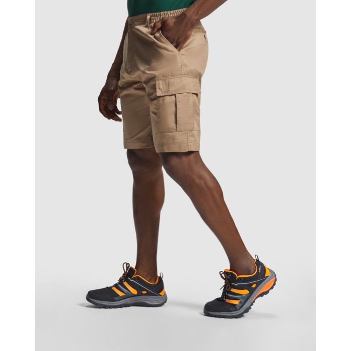 Bermuda corta laboral de algodón y poliéster 200 g/m2 Roly Armour color camel quinta vista de uso Bermuda corta laboral de algodón y poliéster 200 g/m2 Roly Armour color camel quinta vista de uso