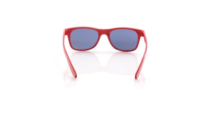 Gafas de sol para niños en distintos colores con lentes negros color rojo sexta vista