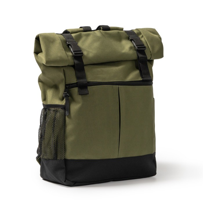 Mochila de poliéster 900D con tapa enrollable y cintas de cierre color verde militar primera vista de uso