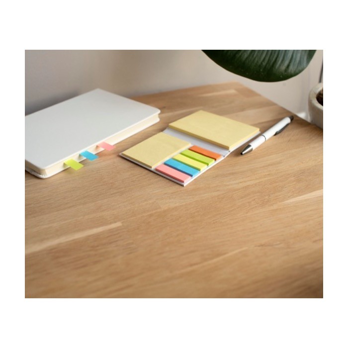 Notas adhesivas con papeles de distintos tamaños y colores cuarta vista