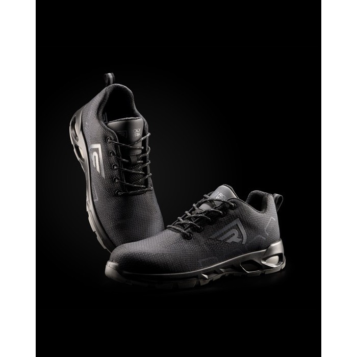 Zapato laboral tipo sport transpirable con detalles reflectantes Roly color negro cuarta vista de uso