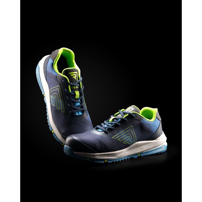 Zapato para trabajo transpirable resistente a la abrasión Roly color aguamarina cuarta vista de uso Zapato para trabajo transpirable resistente a la abrasión Roly color aguamarina cuarta vista de uso