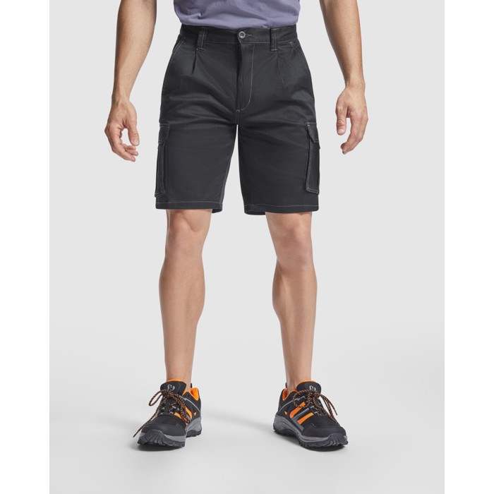 Bermuda corta de poliéster y algodón con bolsillos 250 g/m2 Roly Vitara color negro primera vista de uso Bermuda corta de poliéster y algodón con bolsillos 250 g/m2 Roly Vitara color negro primera vista de uso