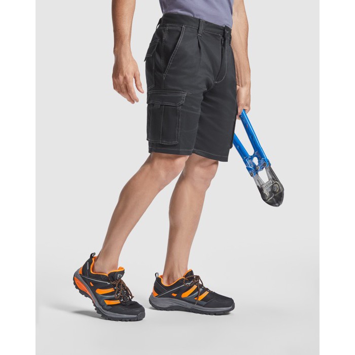 Bermuda corta de poliéster y algodón con bolsillos 250 g/m2 Roly Vitara color negro tercera vista de uso Bermuda corta de poliéster y algodón con bolsillos 250 g/m2 Roly Vitara color negro tercera vista de uso