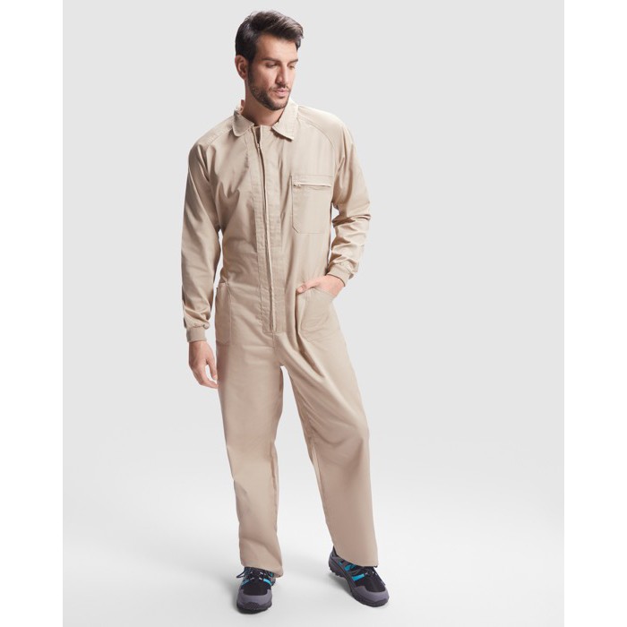 Mono laboral de poliéster y algodón con cremallera central 200 g/m2 Roly Jimmy color arena tercera vista de uso